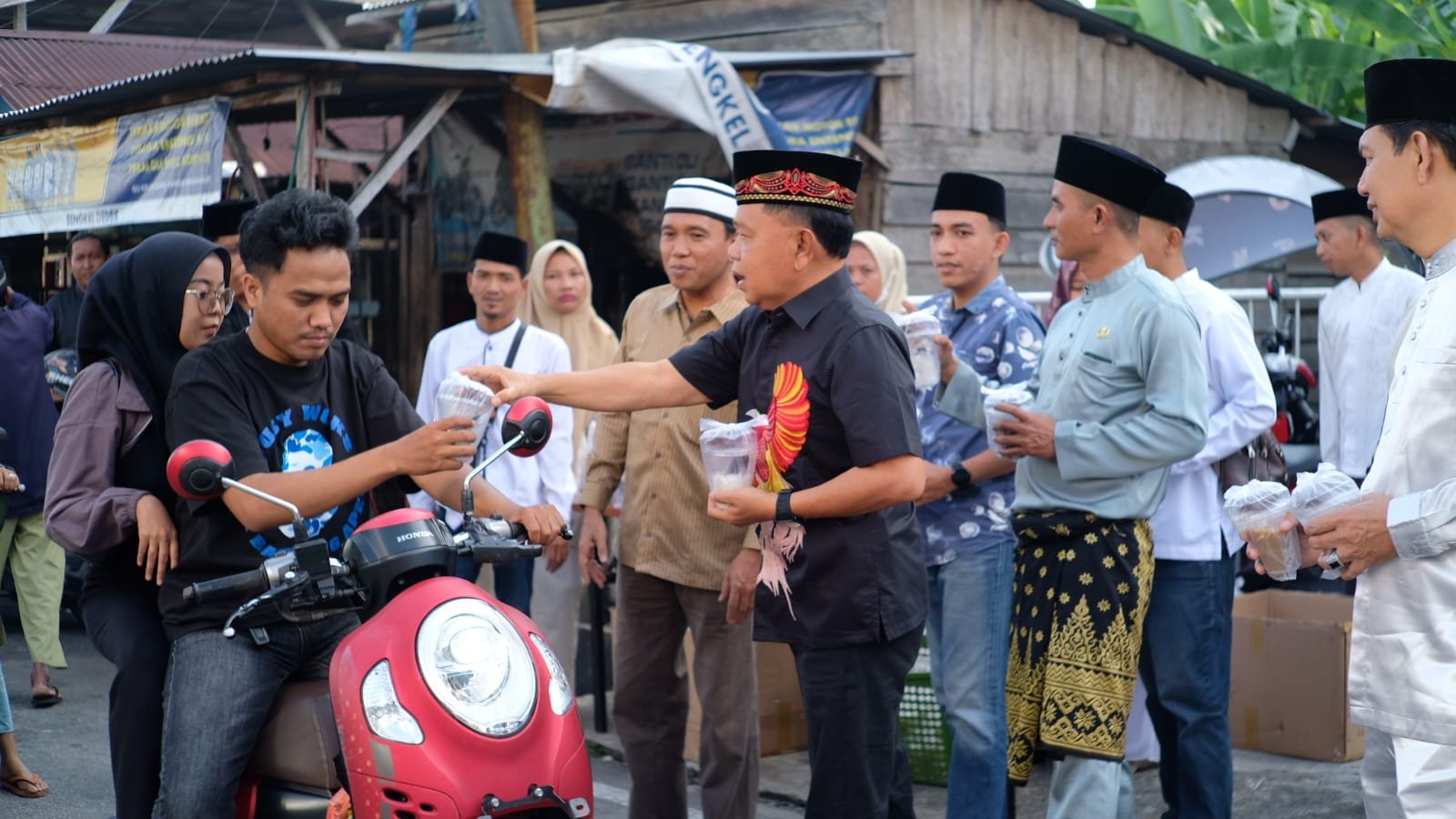 Bupati, Wabup dan Sekda Turun Langsung Bagikan 2.000 Takjil kepada Warga Meranti